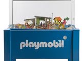 ensemble de jeu Playmobil comprenant une maison Playmobil dans une vitrine