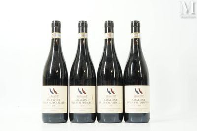 quatre bouteilles de vin sont alignées sur une surface blanche