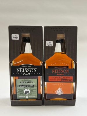deux bouteilles de whisky posées dans une boîte sur une surface blanche