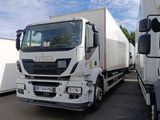 deux camions garés l'un à côté de l'autre dans un parking