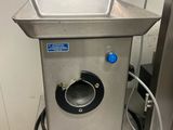 l'image d'une machine posée sur un comptoir