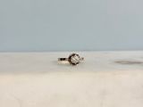 une photo d'une bague en diamant posée sur une table en marbre