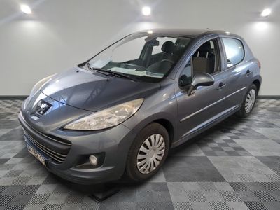 la photo d'une voiture grise garée dans un garage