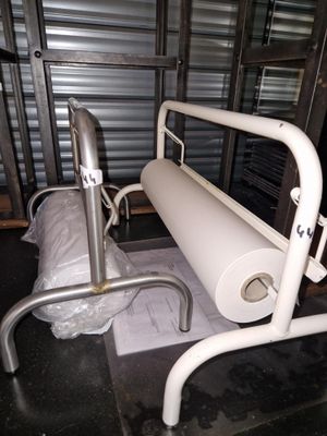un rouleau de papier toilette sur un porte-rouleau