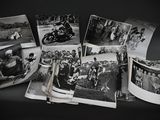 plusieurs photos en noir et blanc représentant des personnes et des motos posées sur une table
