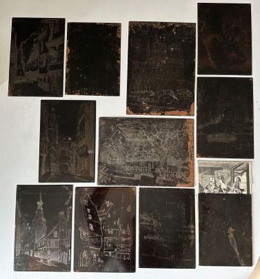 beaucoup de photos en noir et blanc accrochées au mur