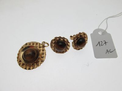 deux paires de boucles d'oreilles et une étiquette sur un fond blanc