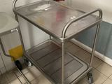 une table en métal sur laquelle est posé un plateau en métal, dans une pièce