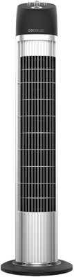 un ventilateur sur pied argenté et noir posé sur une table