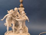 une lampe posée sur une table sur laquelle se trouve une statue