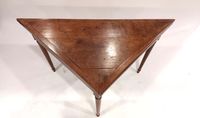 Table genre "mouchoir", de forme triangulaire, en bois de pl… (photo 2)