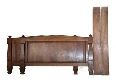 un lit muni d'une tête et d'un pied de lit en bois