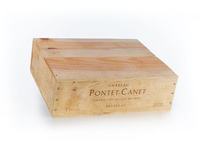 une boîte en bois portant une étiquette sur fond blanc