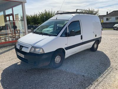 la camionnette blanche est garée devant un bâtiment