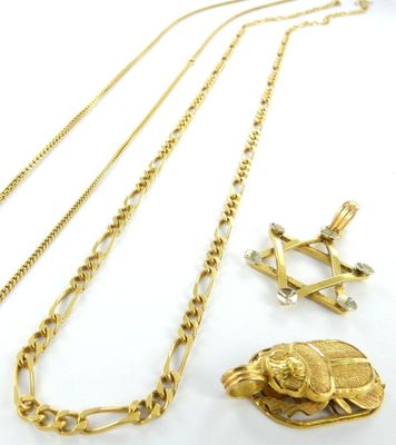 trois bijoux en or, à savoir un collier, un bracelet et une broche