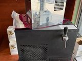 une machine posée sur une table