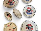 six assiettes et cuillères ornées de fleurs peintes