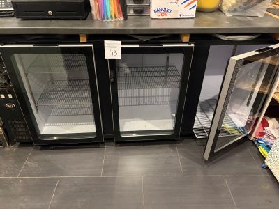 deux réfrigérateurs posés sur un comptoir dans un magasin
