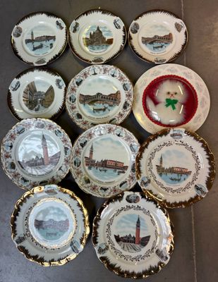 plusieurs assiettes à motifs différents sur une table