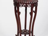 une image représentant une table en bois avec un piètement circulaire