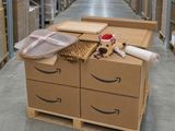 une photo d'une boîte en carton sur laquelle se trouvent quelques objets