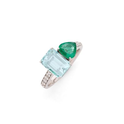 une bague en émeraude et diamant