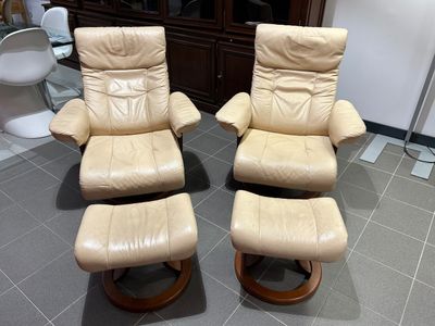 Deux fauteuils de salon pivotants et deux reposes pieds en cuir crème, - Photo 1