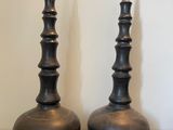 deux vases noirs posés l'un à côté de l'autre sur une table