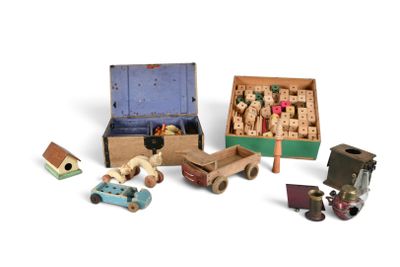 une boîte de jouets en bois et une boîte de jouets en bois