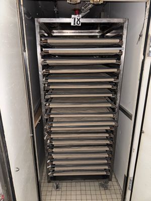 une photo d'une cuisine où l'on voit plusieurs plateaux remplis de plats