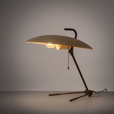 une image représentant une lampe posée sur une table, dont la lumière est allumée