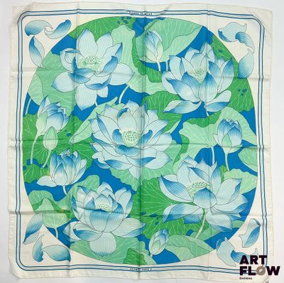 une image représentant un foulard à motifs floraux bleus et verts sur fond blanc