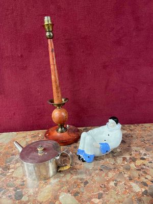 une table sur laquelle se trouvent une bougie, une théière et d'autres objets