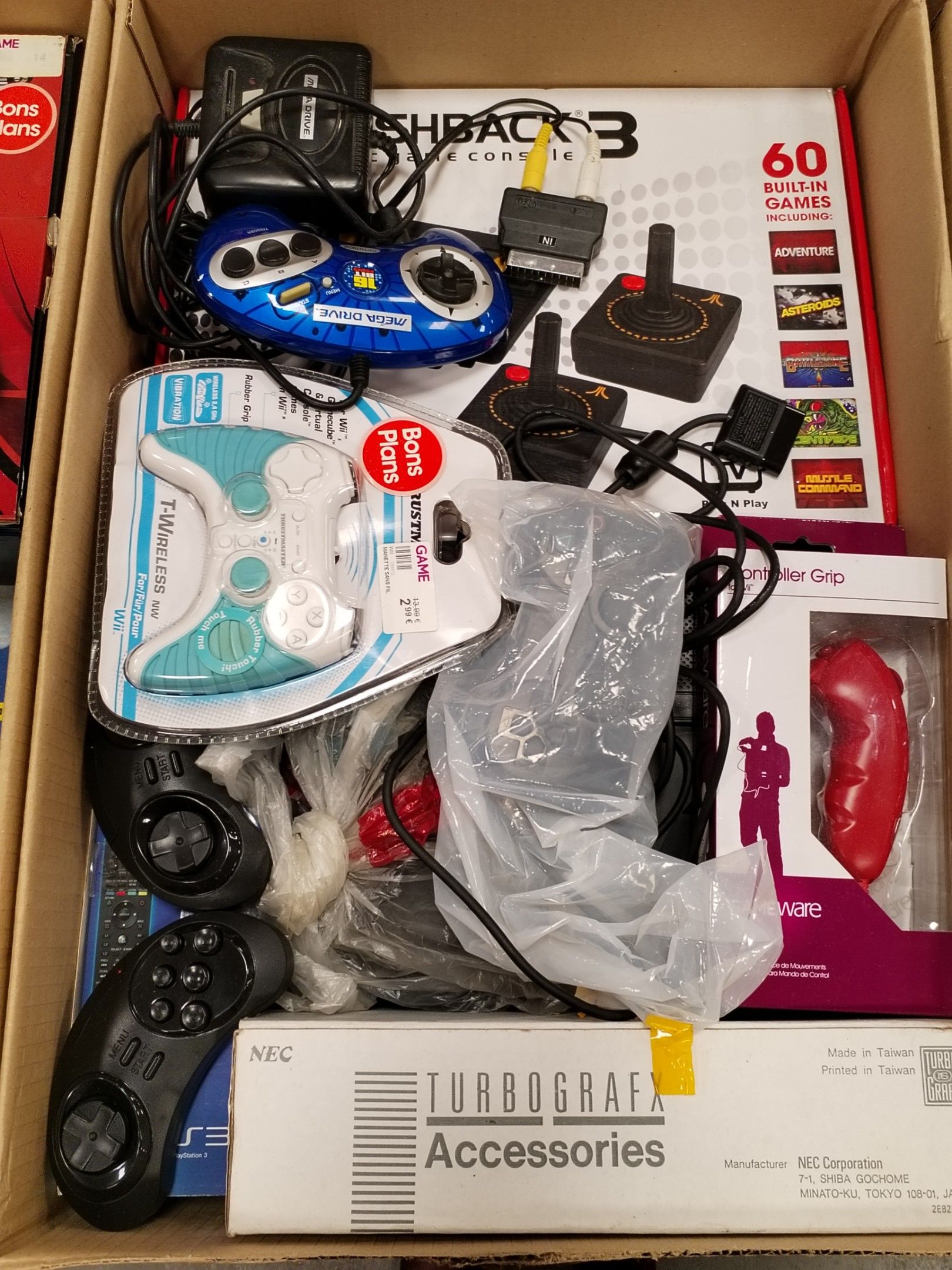 [DIVERS]. Réunion de manettes diverses dont Wii, Ps3 et autr…