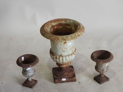 trois vases posés l'un à côté de l'autre sur une table
