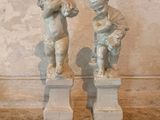 deux statues qui sont posées l'une sur l'autre