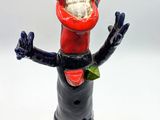 une figurine représentant un chat portant un bonnet rouge et une écharpe
