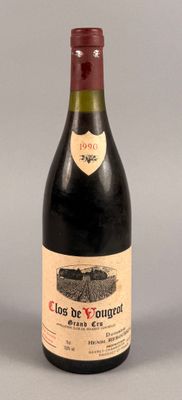une bouteille de vin rouge posée sur une table, sur fond gris