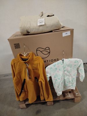 une pile de vêtements posée sur une palette à côté d'un carton