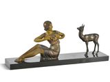 statue représentant une femme et un cerf, posée sur un socle en marbre