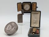 une petite boîte contenant une pièce et un petit étui contenant une pièce