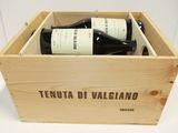 une caisse en bois contenant deux bouteilles de vin