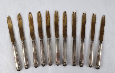 six couteaux anciens en métal argenté avec des manches en bois