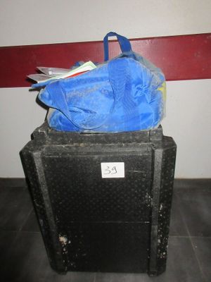 un sac bleu posé sur une valise noire