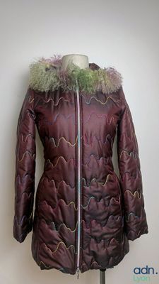 veste posée sur un mannequin, avec un col en fourrure