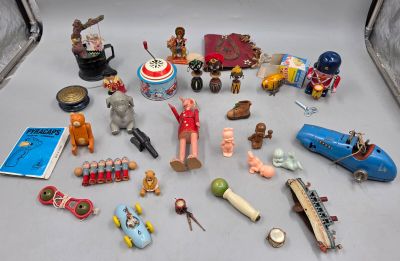 tout un tas de figurines qui sont posées sur la table