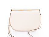 un sac à bandoulière en cuir blanc sur fond blanc