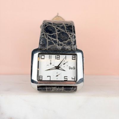 une montre posée sur une table