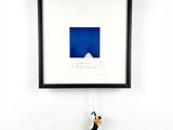 une image représentant un pingouin accrochée au mur