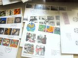 beaucoup de timbres posés sur une table, dont un tas